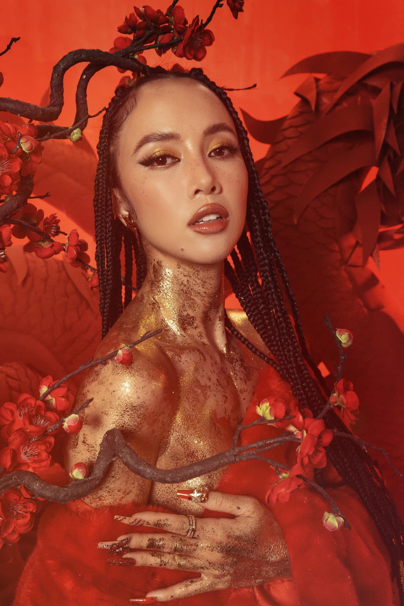 Người đẹp Áo dài HHVN 2012 Vũ Ngọc Anh hoá thân thành mỹ nhân cổ trang cực kỳ liêu trai trong bộ ảnh mang âm hưởng Tết.