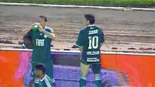 Tè bậy trong trận đấu