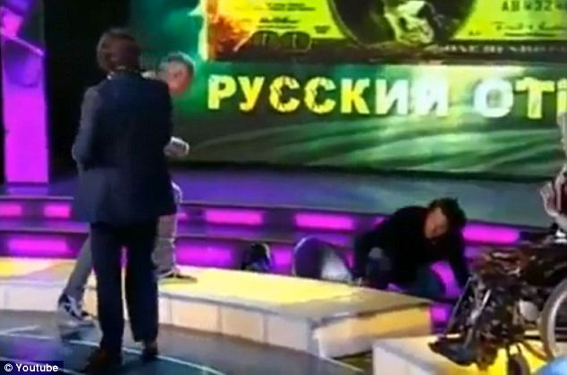 Ông tung liền loạt cú đấm tới tấp vào mặt khiến Sergei Polonsky ngã nhào ra sau