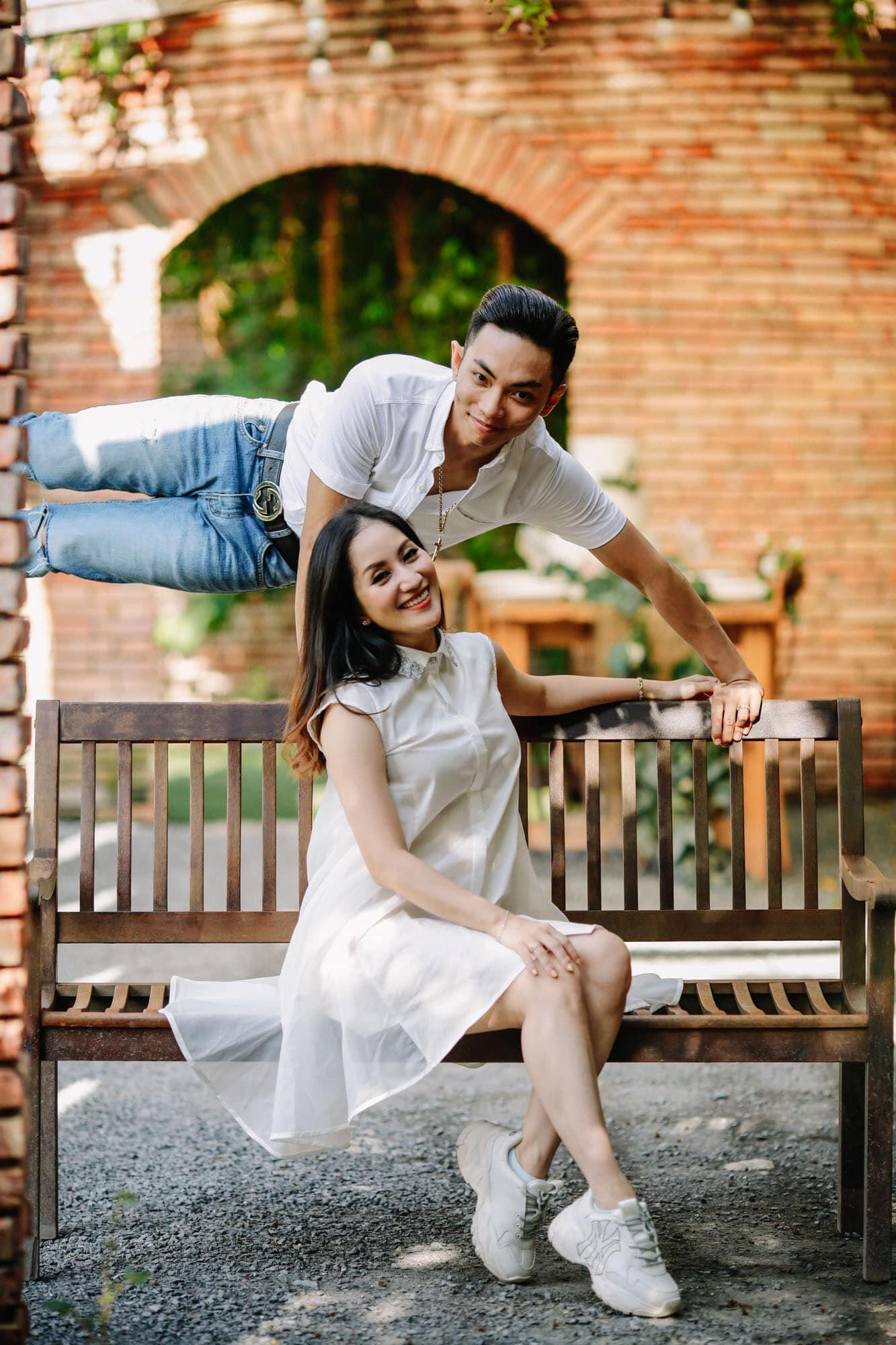 Trong khi đó, Phan Hiển cũng có động thái bảo vệ bà xã trước những đồn đoán ác ý của cộng đồng mạng khi cho rằng Khánh Thi “ép cưới”. Phan Hiển khẳng định, trong mối quan hệ này anh là người chủ động theo đuổi Khánh Thi.