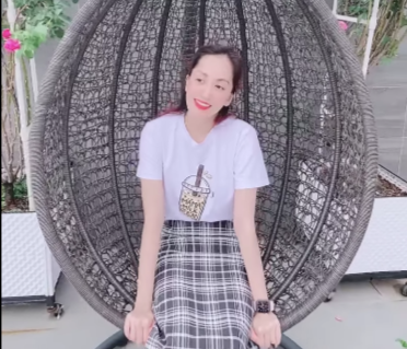 Khánh Thi tươi cười trong video mới đây.