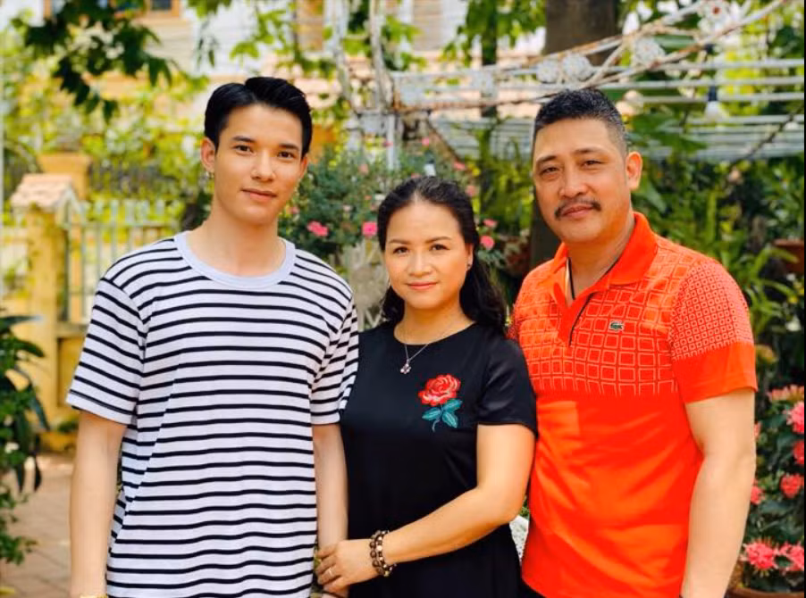 NSƯT Hồ Phong cùng nghệ sĩ Thu Hạnh (bà Sa) và diễn viên Sỹ Hưng (Dũng). NSƯT Hồ Phong cùng nghệ sĩ Thu Hạnh (bà Sa) và diễn viên Sỹ Hưng (Dũng).