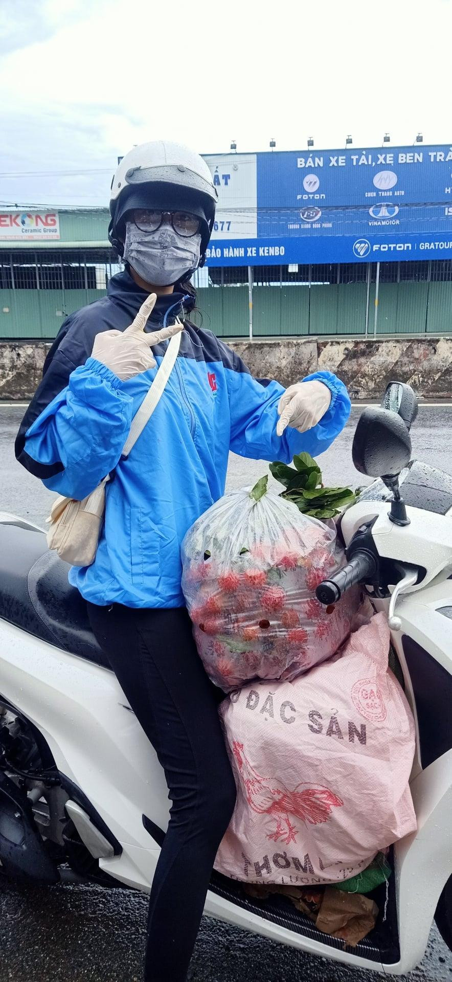 Tường Vy tích cực tham gia các hoạt động thiện nguyện trong mùa dịch. Tường Vy tích cực tham gia các hoạt động thiện nguyện trong mùa dịch.