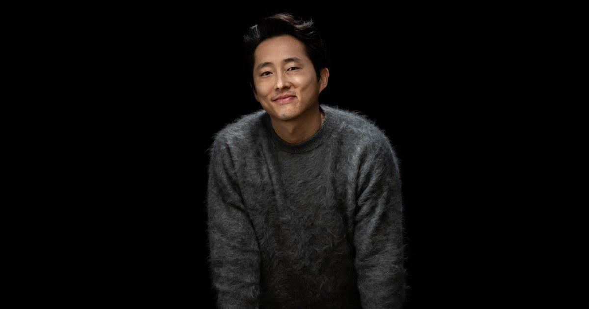 Năm 2021, Steven Yeun là diễn viên Đông Á và người Mỹ gốc Á đầu tiên được xướng danh ở hạng mục Nam diễn viên chính xuất sắc của Oscar. Trong Minari, anh thủ vai người bố của một gia đình nhập cư gốc Hàn.