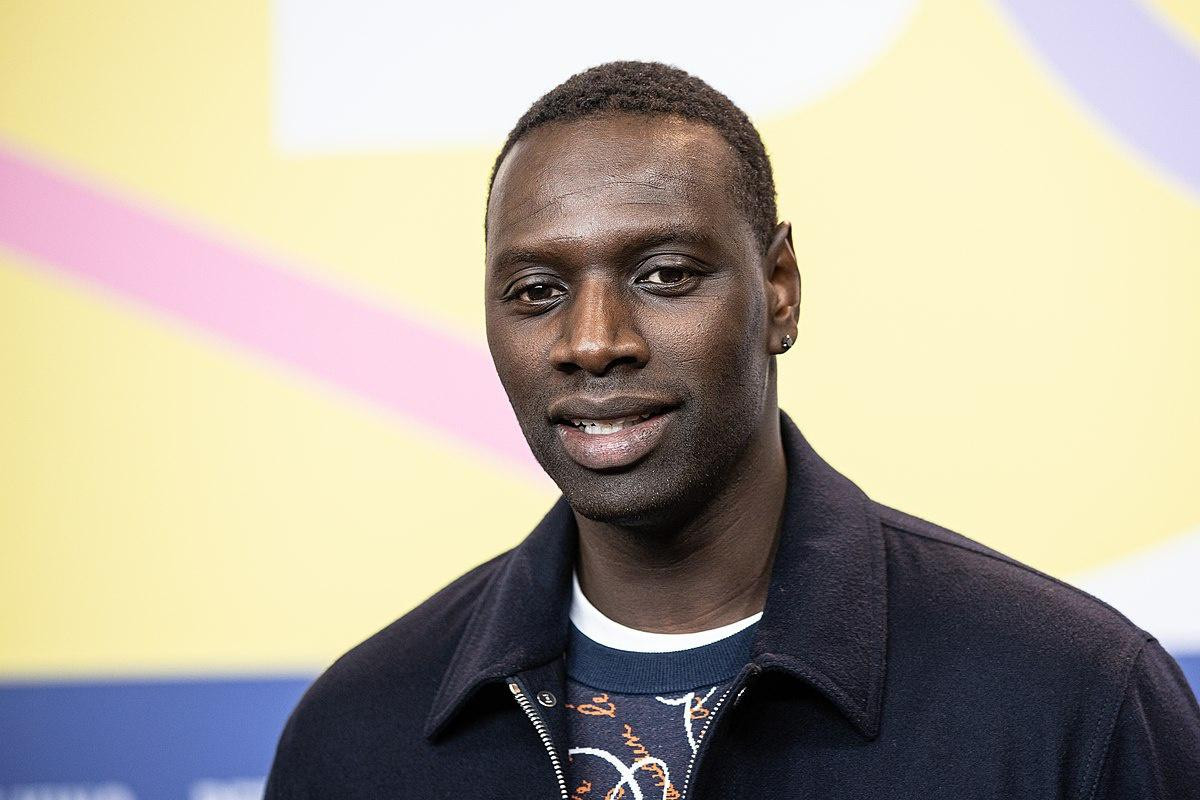 Omar Sy thủ vai chính trong Lupin - TV series tiếng Pháp lấy đề tài trộm cắp đầu tiên được Netflix đầu tư sản xuất. Chỉ trong 6 tháng, phim đã ra mắt hai phần và đang tiếp tục sản xuất mùa ba. Trong phim, tay siêu trộm Diop (Sy) đã lợi dụng màu da của mình làm lớp ngụy trang che mắt giới thượng lưu Pháp.