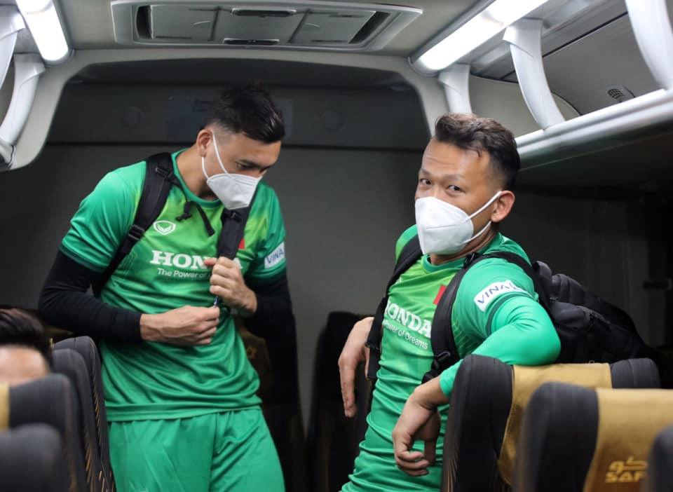 Hình ảnh Tấn Trường và Đặng Văn Lâm gây "bão" mạng xã hội.