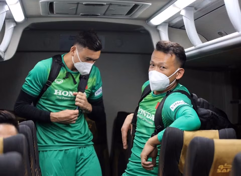 Hình ảnh Tấn Trường và Đặng Văn Lâm gây "bão" mạng xã hội.