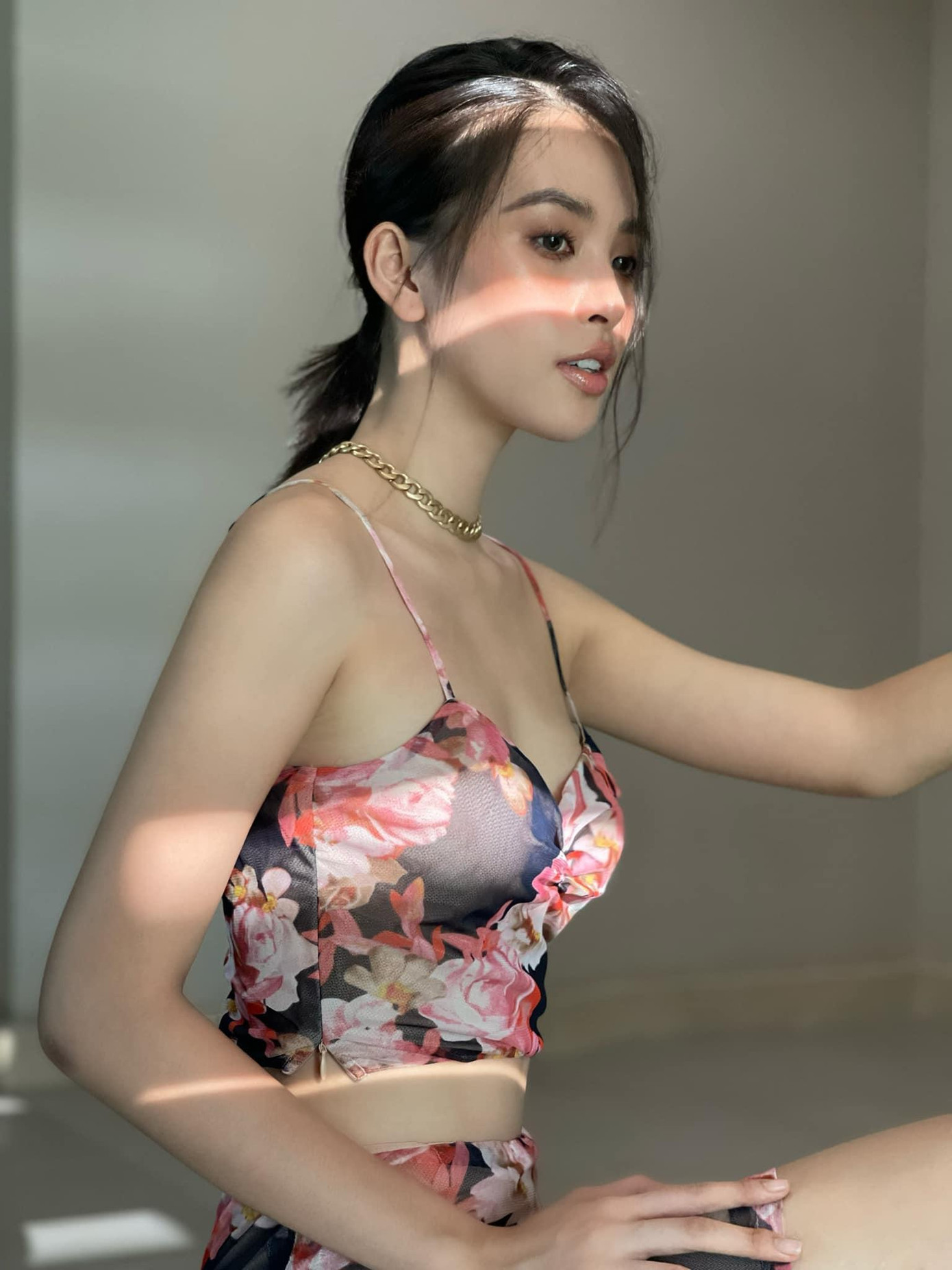 Nhiều người cho rằng, đây chính là thời kỳ đỉnh cao nhan sắc của Tiểu Vy. Dù không cầu kỳ trang điểm hay trang phục lộng lẫy, cô nàng cũng luôn toả sáng theo cách riêng.