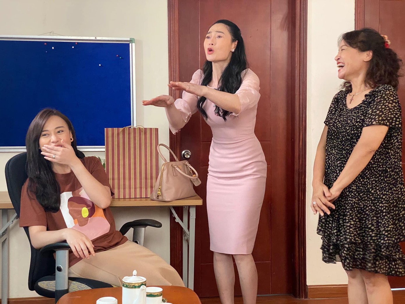 Tuy nhiên, sẽ hiếm có khoảnh khắc bà Xuân cùng bà Bích và Nam vui vẻ như thế này!