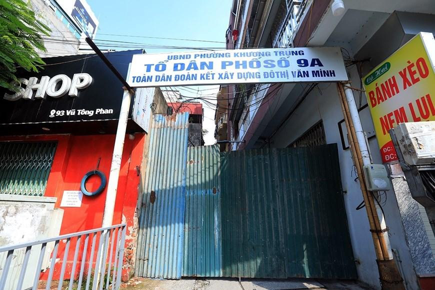 Chốt cứng "khóa" lối ra vào tổ dân phố số 9A trên đường Vũ Tông Phan, phường Khương Đình. (Ảnh: Tuấn Anh/TTXVN)