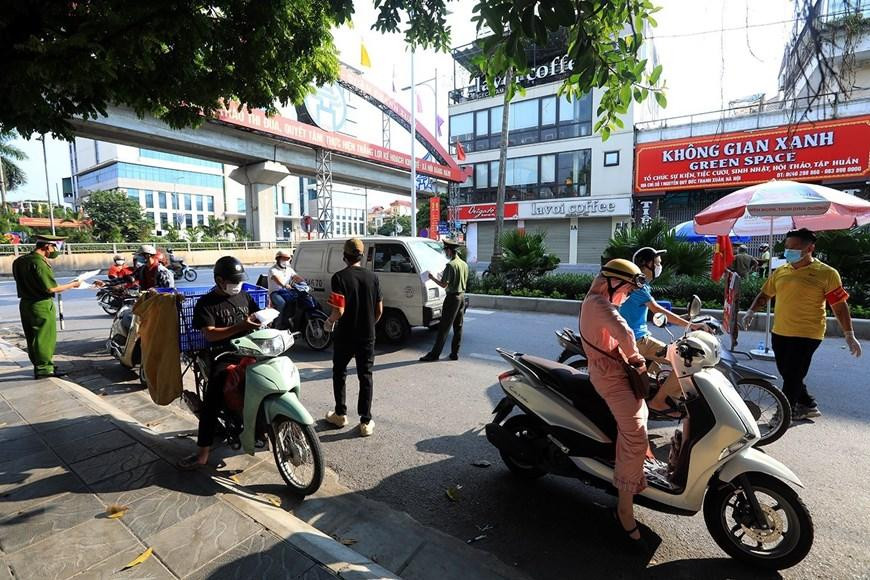 Chốt kiểm soát phòng, chống dịch COVID-19 tại phố Nguyễn Quý Đức, phường Thanh Xuân Bắc. (Ảnh: Tuấn Anh/TTXVN)