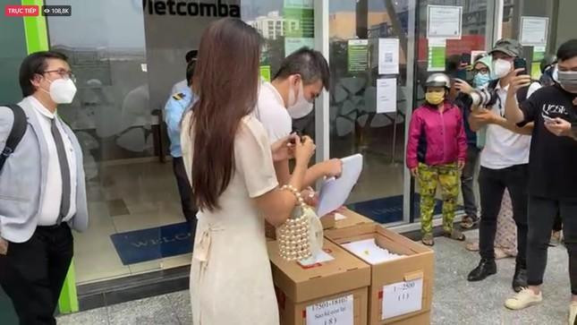 Thuỷ Tiên- Công Vinh livestream tại ngân hàng.p;