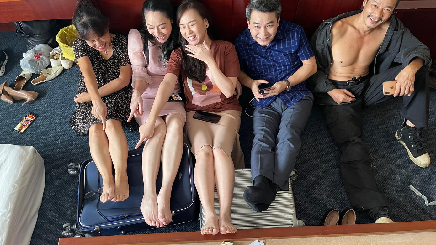 Kịch bản phim “Hương vị tình thân” chắc hẳn sẽ không có phân đoạn bà Bích (Tú Oanh) ngồi tựa bên bà Xuân (Quách Thu Phương) cùng cười đùa vui vẻ với Nam (Phương Oanh), ông Khang (NSƯT Trịnh Mai Nguyên) và ông Sinh (NSƯT Võ Hoài Nam)