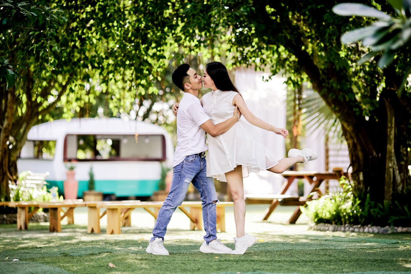 Trước những đồn đoán và hoang mang của người hâm mộ, Khánh Thi lên tiếng cho rằng cô bị stress vì dịch bệnh kéo dài và vì quá lo lắng cho các thành viên trong gia đình.