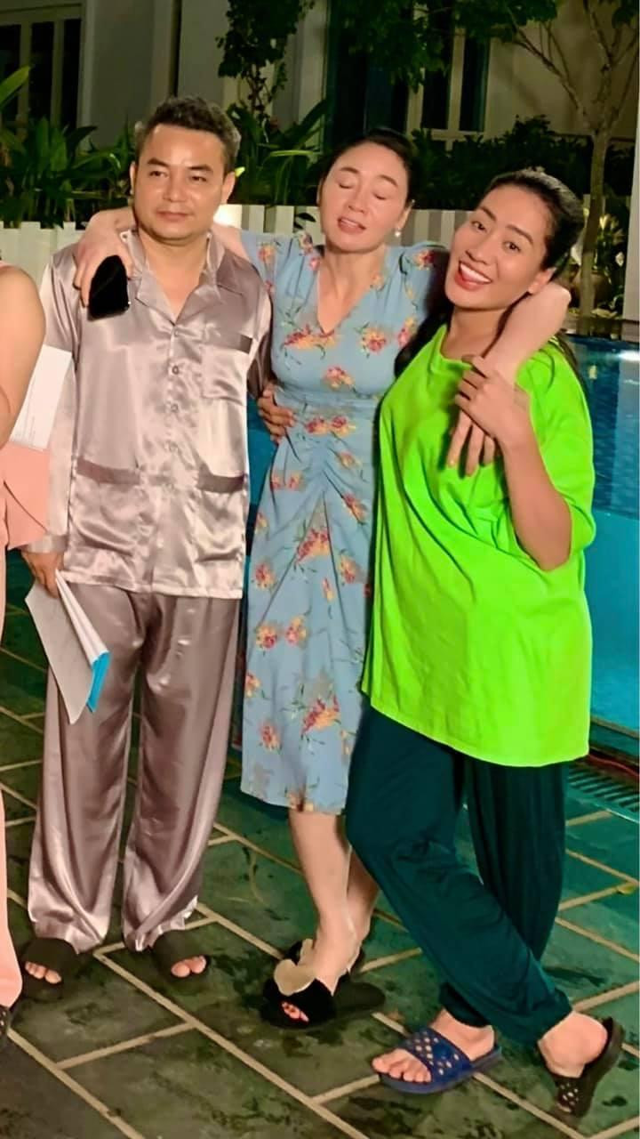 Cùng xem một số hình ảnh hậu trường bộ phim “Hương vị tình thân” được các nghệ sĩ chia sẻ: