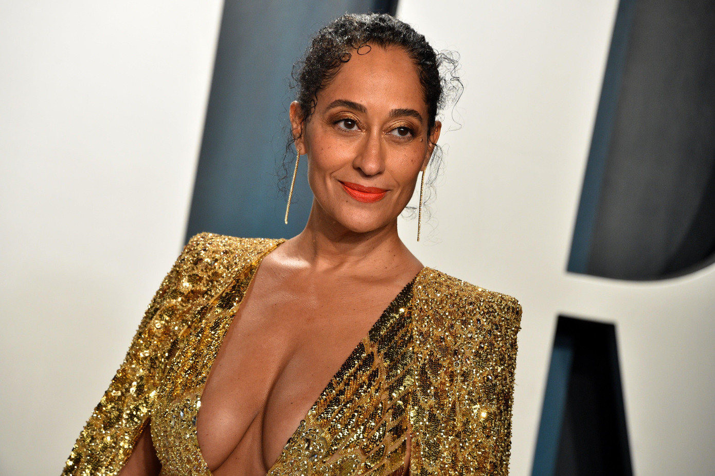 Tracee Ellis Ross là nữ diễn viên, ca sĩ, người dẫn chương trình truyền hình và nhà làm phim Mỹ. Cô thủ vai chính trong TV series Black-ish xoay quanh một gia đình da đen sống giữa cộng đồng da trắng. Black-ish nhận được đánh giá cao từ giới phê bình và khán giả. Phim đã ra mắt 7 mùa và 7 năm liền có đề cử Primetime Emmy.