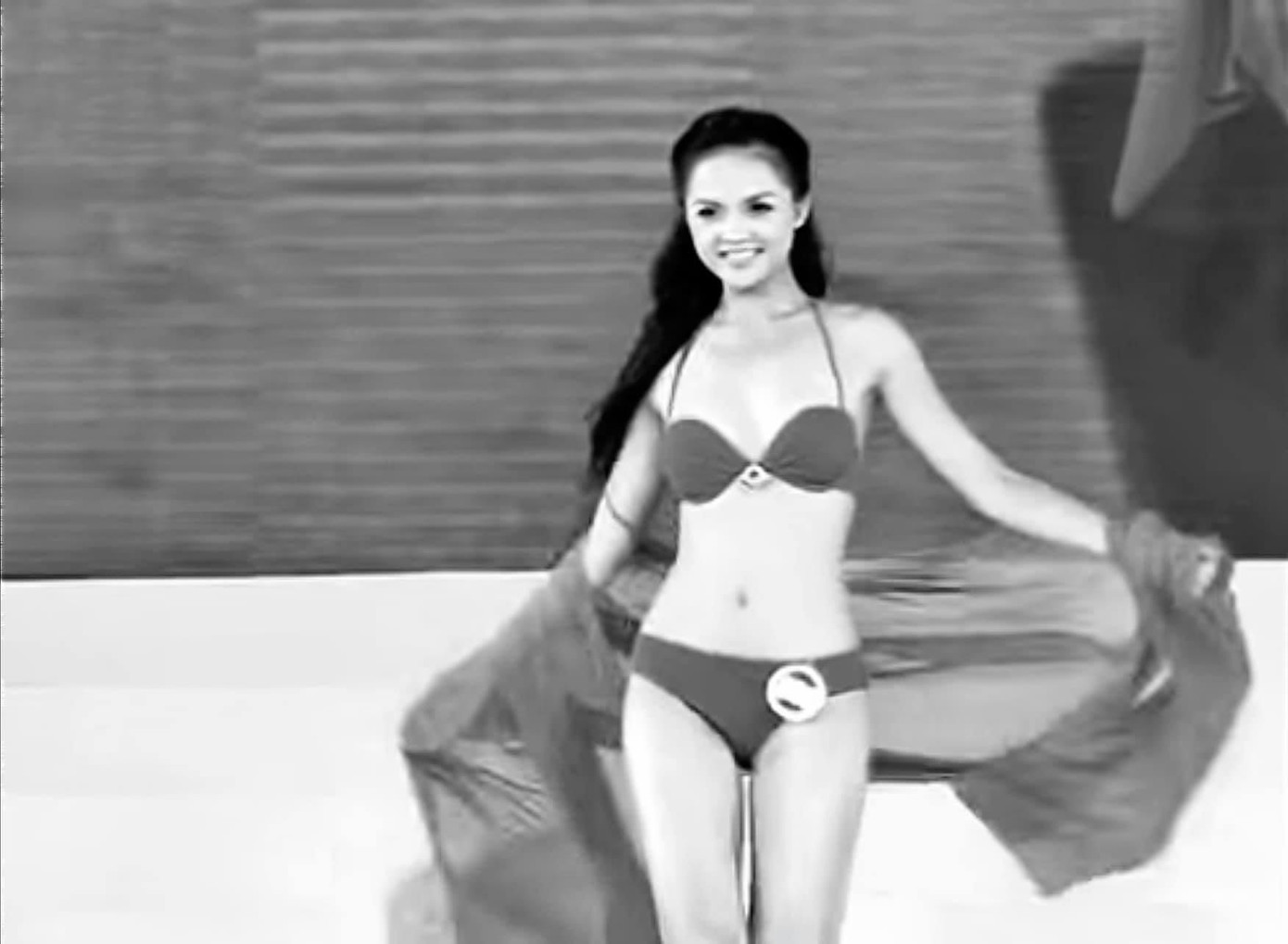 Thu Quỳnh chia sẻ: “Ôi, tôi ơi! Cô Quỳnh béo của 13 năm trước đây sao? Tròn 20 tuổi, 48kg và cao có 1m66, eo thì bé tí ra, hình như có 58cm thôi. Quỳnh nhí nha nhí nhảnh, 1 mình xách vali đi thi Hoa hậu. Xem Quỳnh diễn áo tắm mà mình cứ ngỡ Quỳnh đang nhảy chân sáo dạo chơi công viên. Thanh xuân dữ dội thực sự”.