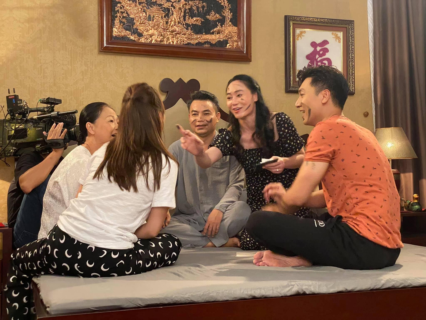 Là một người phụ nữ từng trải, Quách Thu Phương cho biết cô bình tĩnh và mạnh mẽ khi đối diện với những đả kích từ khán giả nhưng cũng không tránh khỏi cảm giác buồn bã. Là một người phụ nữ từng trải, Quách Thu Phương cho biết cô bình tĩnh và mạnh mẽ khi đối diện với những đả kích từ khán giả nhưng cũng không tránh khỏi cảm giác buồn bã.