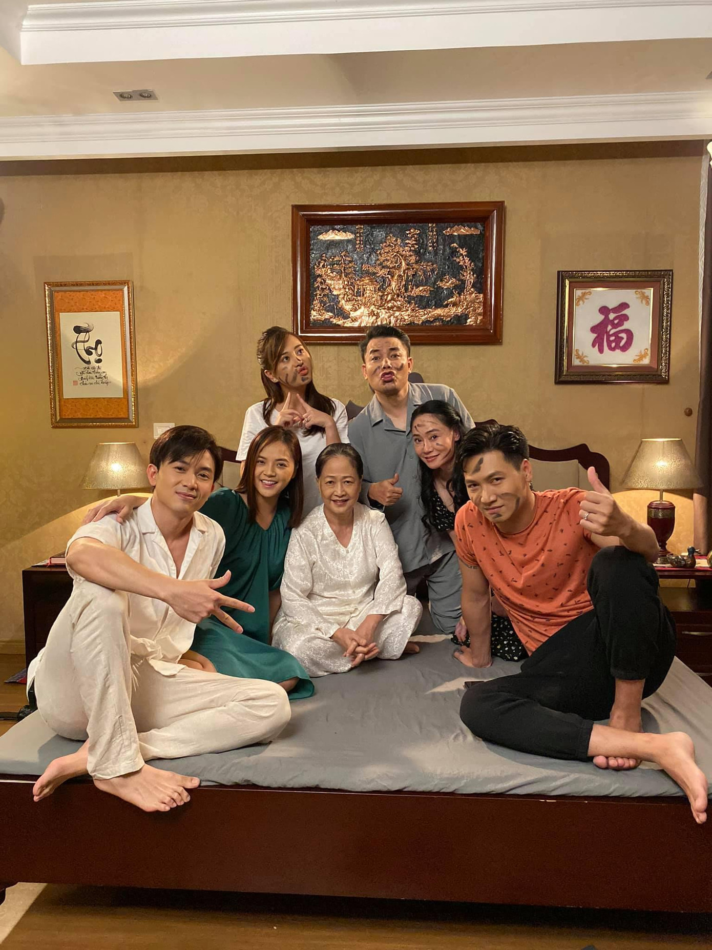 Biểu cảm dễ thương của dàn diễn viên trong hậu trường tập 39 phim “Hương vị tình thân” phần 2. Biểu cảm dễ thương của dàn diễn viên trong hậu trường tập 39 phim “Hương vị tình thân” phần 2.