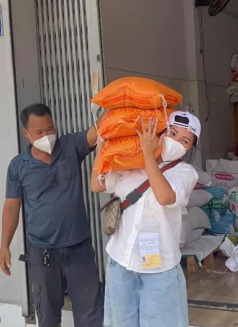 Phương Thanh trực tiếp vác gạo trong các chuyến cứu trợ thực phẩm cho người có hoàn cảnh khó khăn.