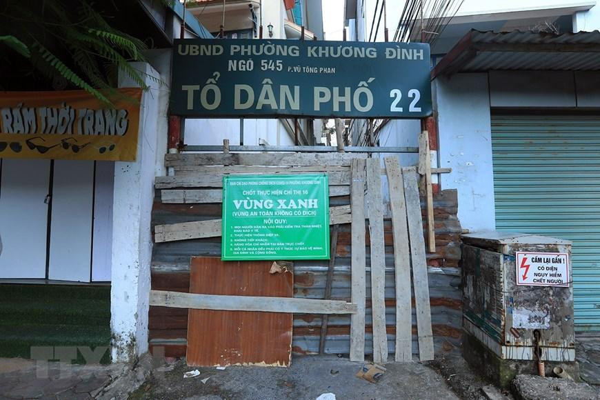 Ngõ 545 đường Vũ Tông Phan, phường Khương Đình được bịt kín bằng hàng rào chắc chắn.(Ảnh: Tuấn Anh/TTXVN)