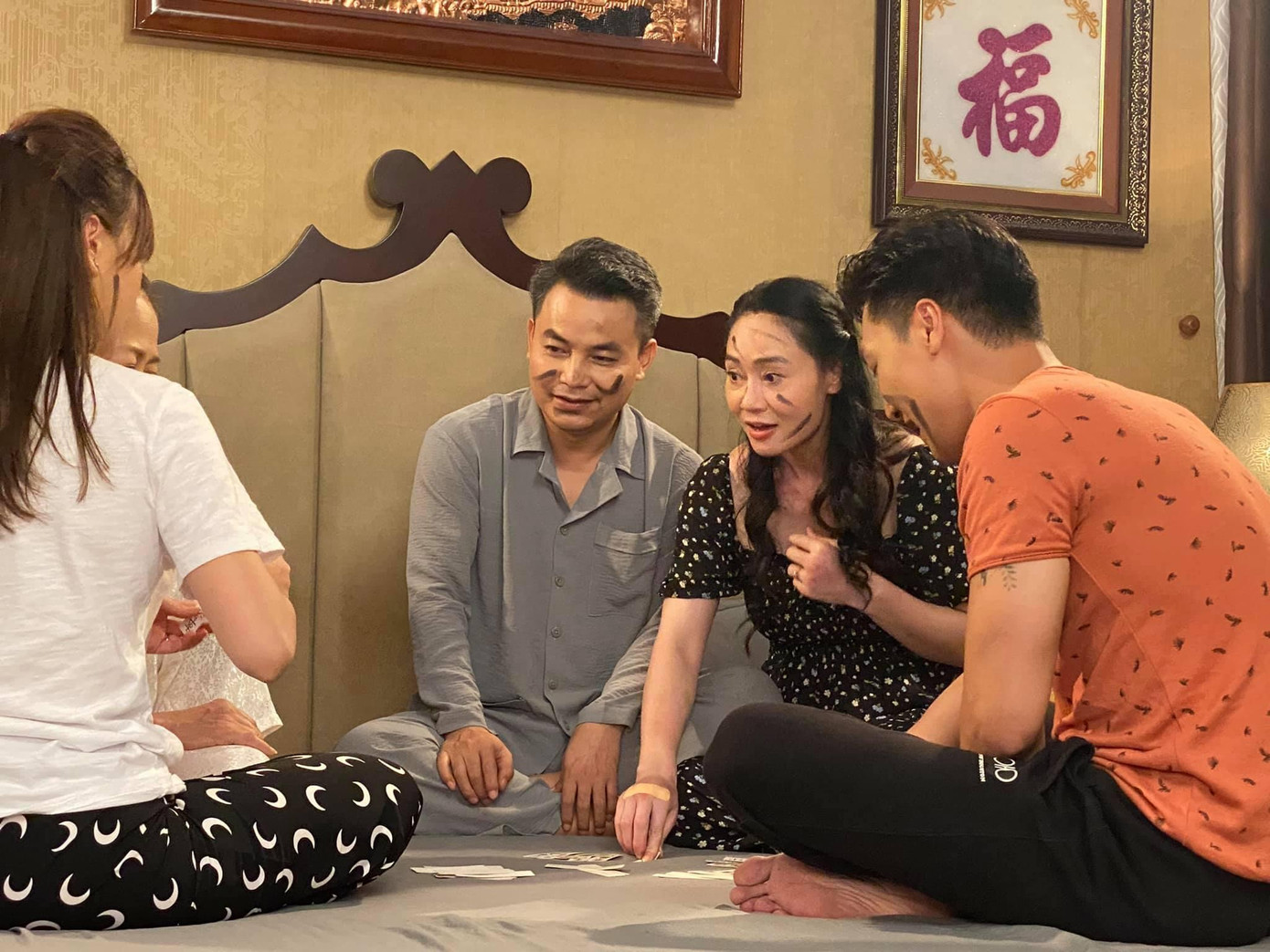 Những khoảnh khắc gia đình bà Dần cùng quây quần và vui vẻ bên nhau có lẽ là điều mà nhiều khán giả chờ đợi từ lâu. Những khoảnh khắc gia đình bà Dần cùng quây quần và vui vẻ bên nhau có lẽ là điều mà nhiều khán giả chờ đợi từ lâu.