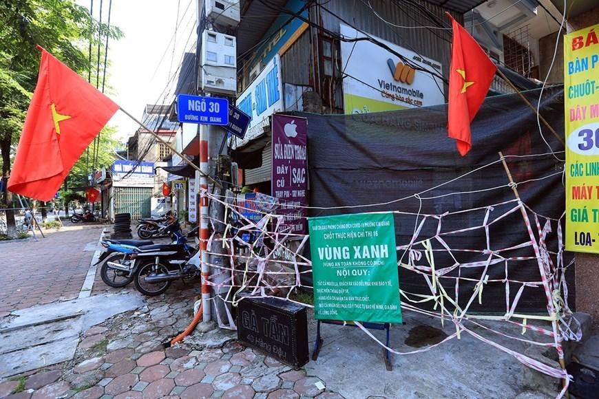 Chốt vùng xanh được lập trên đường Kim Giang, phường Kim Giang. (Ảnh: Tuấn Anh/TTXVN)