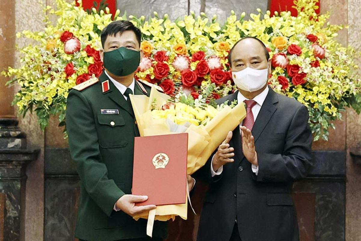 Chủ tịch nước Nguyễn Xuân Phúc trao Quyết định thăng quân hàm Thượng tướng đối với đồng chí Trần Việt Khoa, Ủy viên Trung ương Đảng, Ủy viên Quân ủy Trung ương, Giám đốc Học viện Quốc phòng. Chủ tịch nước Nguyễn Xuân Phúc trao Quyết định thăng quân hàm Thượng tướng đối với đồng chí Trần Việt Khoa, Ủy viên Trung ương Đảng, Ủy viên Quân ủy Trung ương, Giám đốc Học viện Quốc phòng.