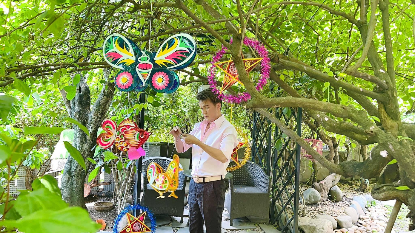 Đàm Vĩnh Hưng viết: “Chúc cả nhà sẽ có một mùa Trung thu thật bình an, vui vẻ, ấm áp bên cạnh người thân yêu. Tìm lại chút kỷ niệm ngày xưa trong niềm vui ngày nay của các con. Hy vọng tối nay trời không mưa. Cám ơn những chiếc lồng đèn ý nghĩa đến từ các fans yêu dấu của Hưng. Trung thu 2021”.