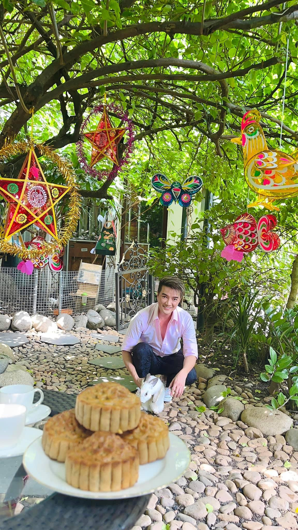 Hiện tại, người hâm mộ vẫn chờ đợi động thái của Đàm Vĩnh Hưng nhằm minh bạch các khoản tiền quyên góp từ thiện.