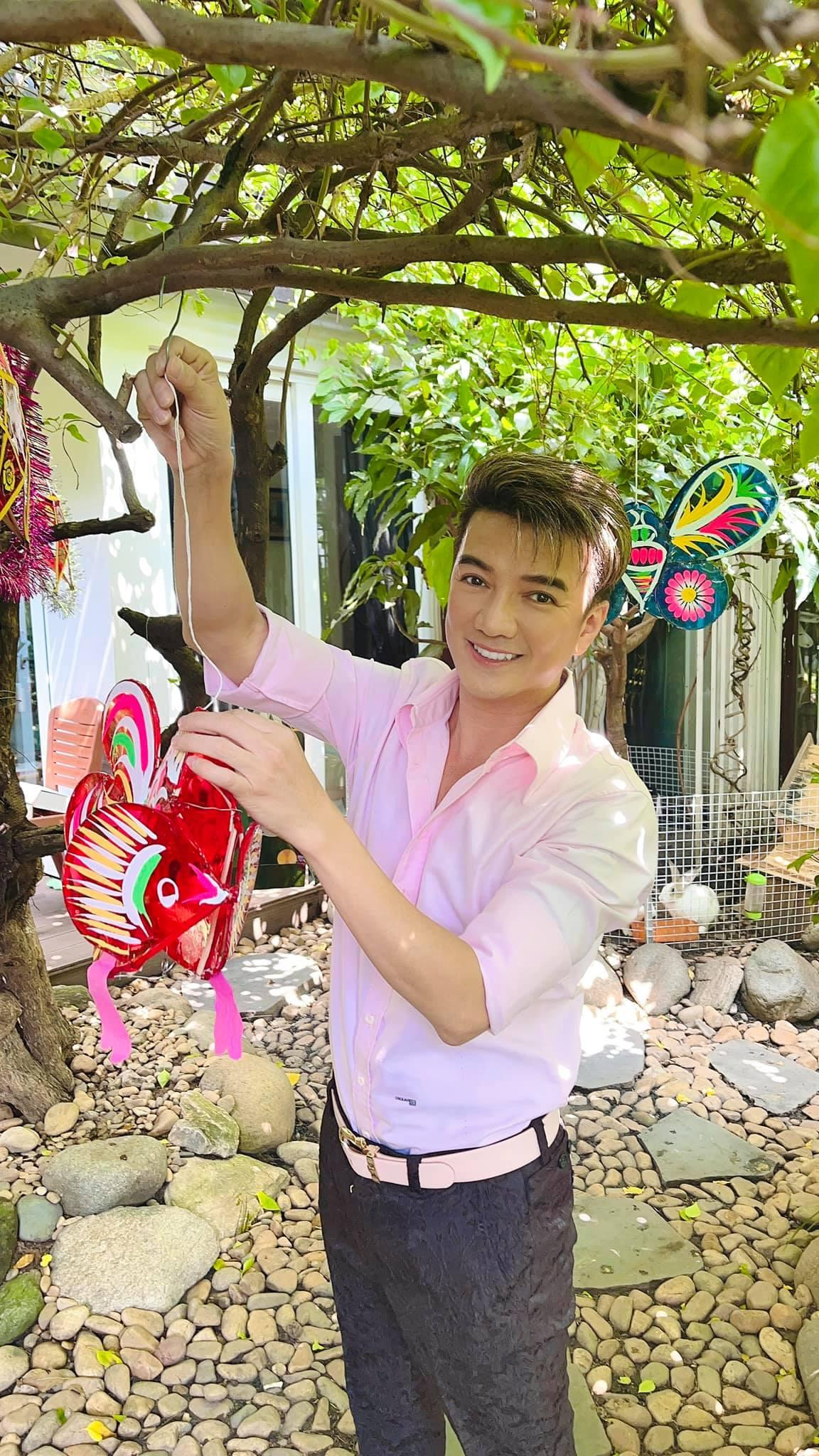 “Chúc Đàm Vĩnh Hưng một mùa trung thu ấm áp, bình an cùng các con yêu quý và gia đình”; “Trung thu bình an nha anh”; “Chúc Hưng trung thu vui vẻ, bình an và hạnh phúc bên gia đình thân yêu nhé”; “Một mùa trung thu buồn nhất lịch sử luôn. Chúc anh trung thu ăn bánh ngon nha”… là một số lời nhắn mà người hâm mộ gửi tới Đàm Vĩnh Hưng.