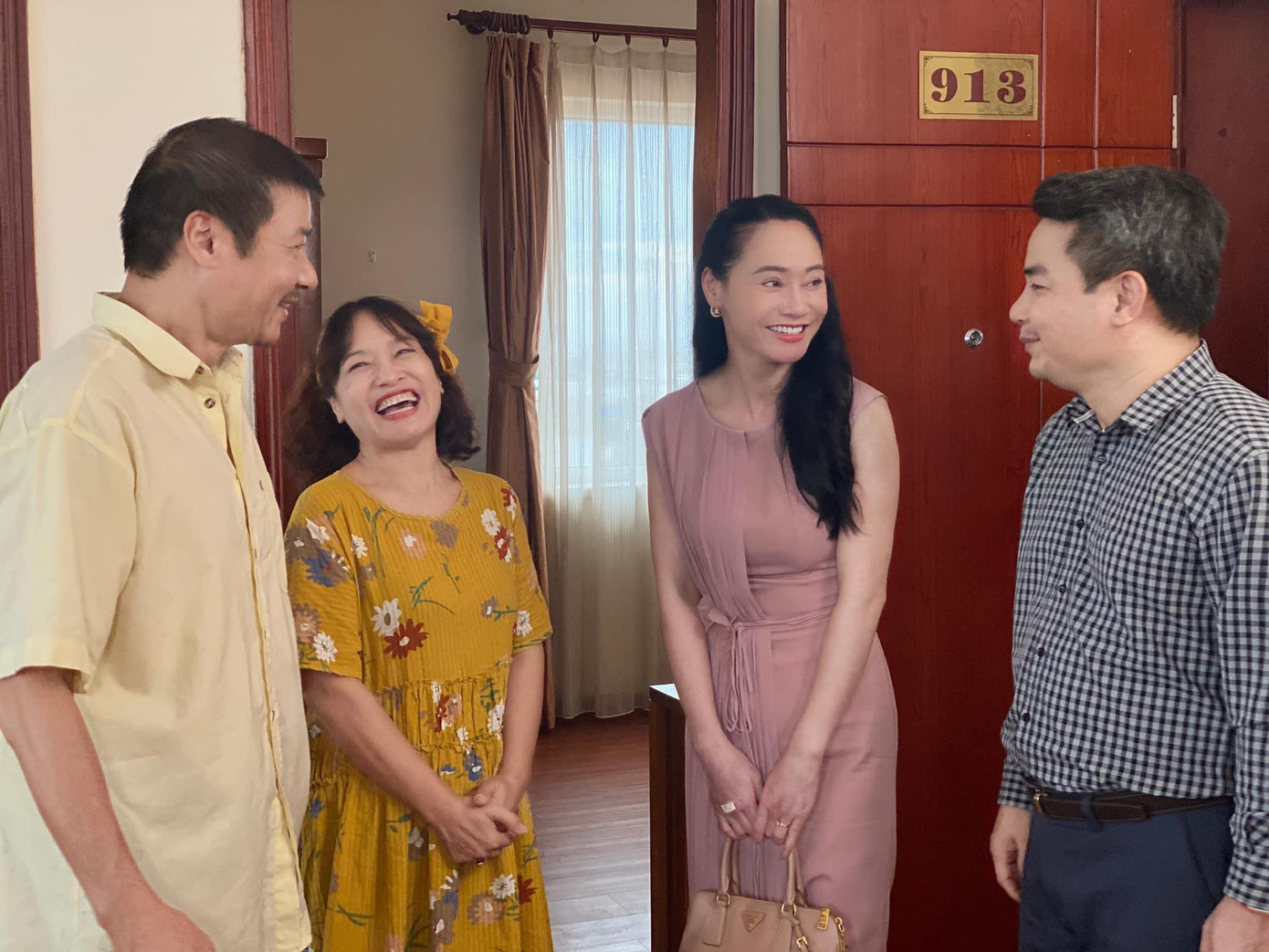 Bên cạnh diễn biến căng thẳng và kịch tính của bộ phim “Hương vị tình thân” phần 2 thì khán giả thích thú trước những hình ảnh hậu trường chưa từng lên sóng và có lẽ không có trong kịch bản.