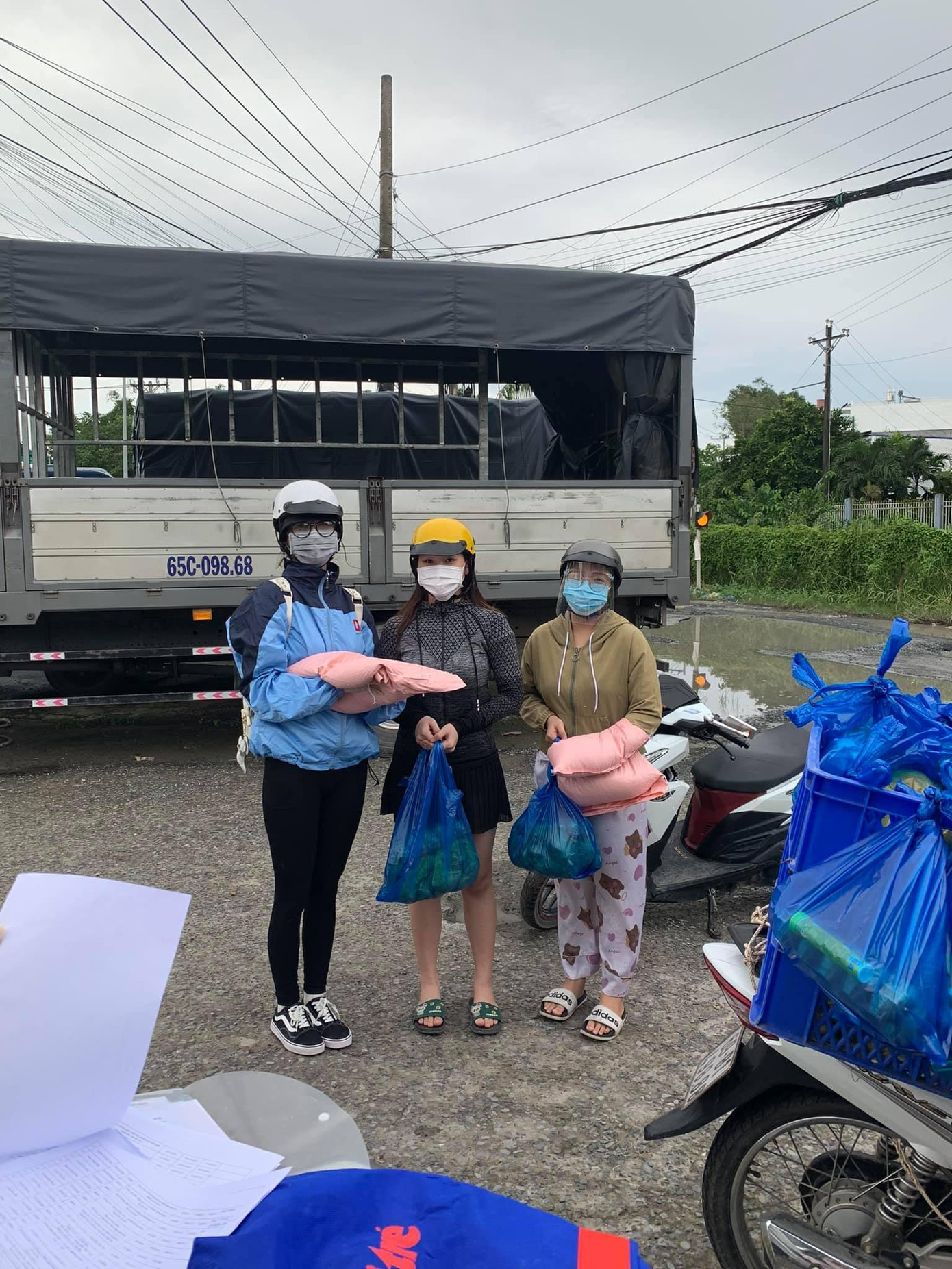 Tường Vy tích cực tham gia các hoạt động thiện nguyện trong mùa dịch. Tường Vy tích cực tham gia các hoạt động thiện nguyện trong mùa dịch.