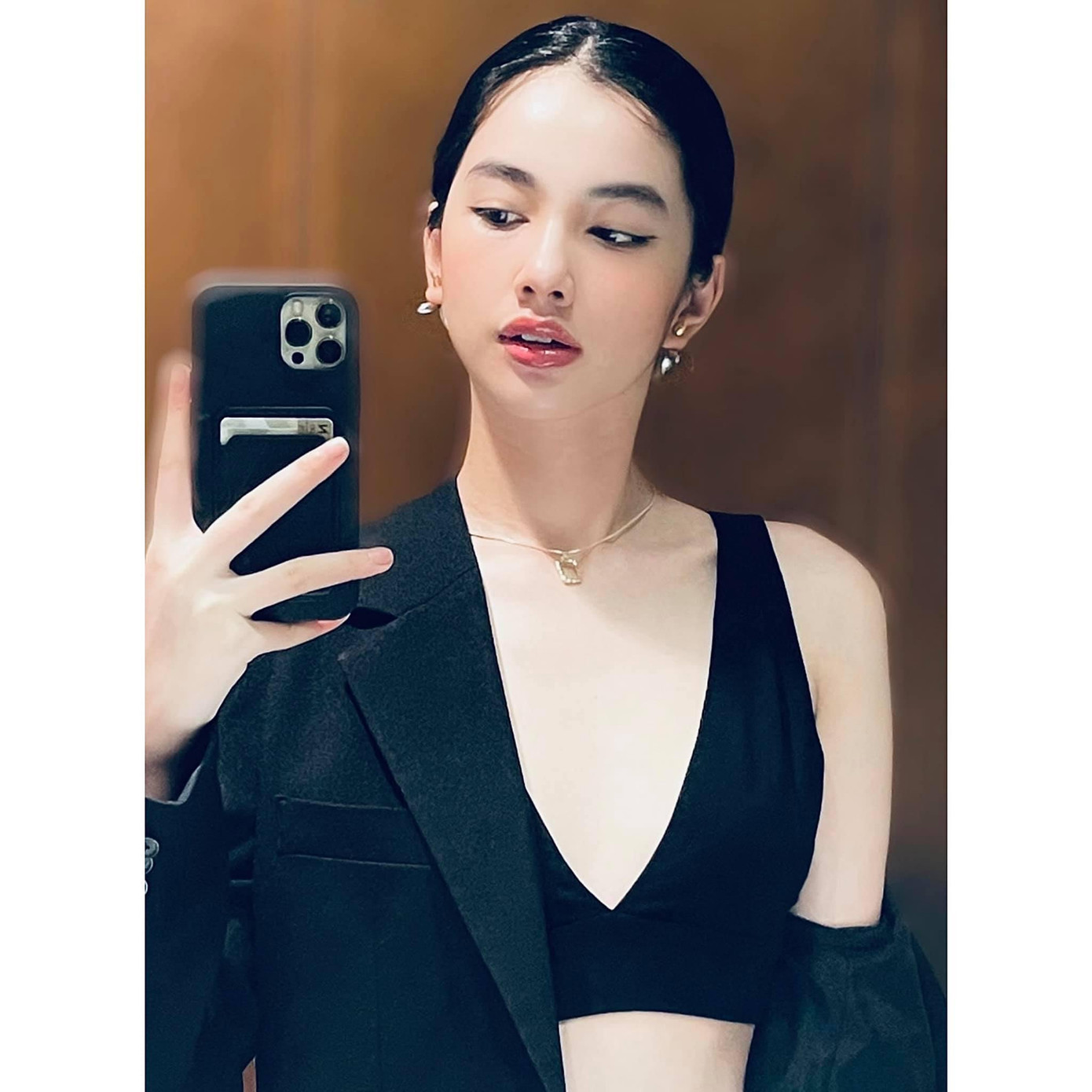 Những ngày dịch bệnh bùng phát, cuộc sống và công việc kinh doanh của Cẩm Đan bị ảnh hưởng. Tuy nhiên, cô cho biết, bản thân may mắn hơn những hoàn cảnh khó khăn ngoài kia. Chính vì lý do đó, Cẩm Đan thường xuyên ủng hộ các quỹ từ thiện. Dịp trung thu vừa qua, Cẩm Đan đến thăm và tặng quà cho các bà, các cô chú ở Viện dưỡng lão nghệ sĩ Tp.HCM.