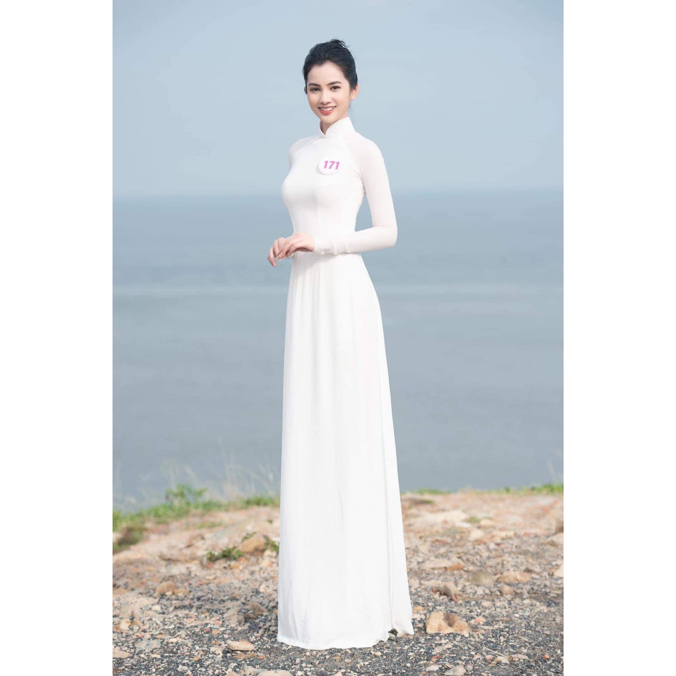 Vẻ đẹp sắc sảo và quyến rũ của Cẩm Đan gây ấn tượng mạnh với người đối diện.