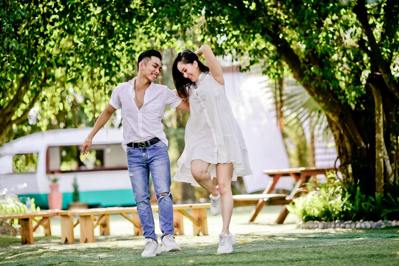 Cách đây không lâu, Khánh Thi- Phan Hiển vướng nghi vấn rạn nứt khi nữ hoàng dancesport có những hành động lạ như livestream khóc lóc lúc nửa đêm hay đăng tải những dòng trạng thái ẩn ý về người thứ ba.