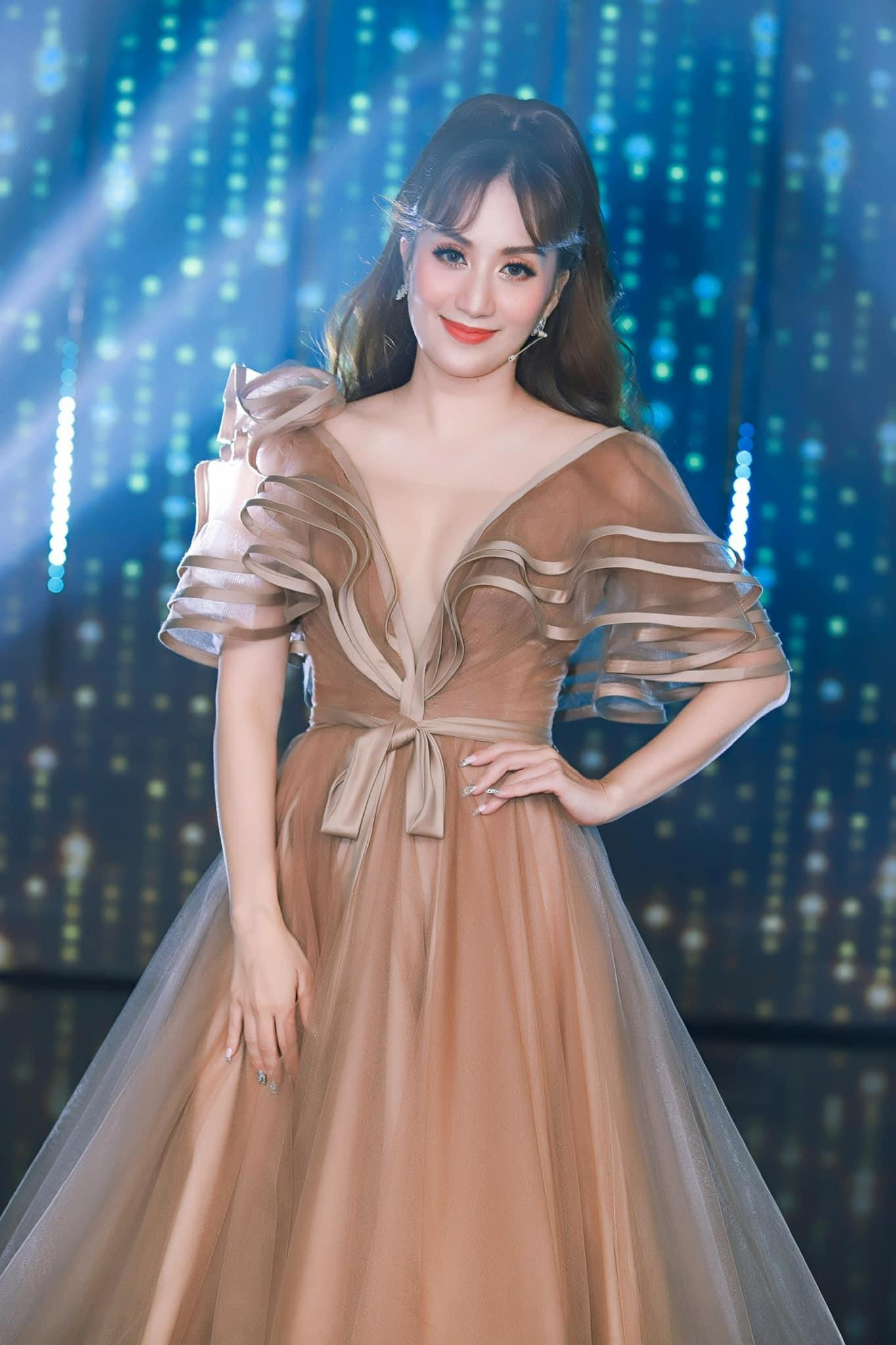 “Tôi vẫn đứng đây và mỉm cười đón chào một khởi đầu mới. Tốt đẹp hơn hoặc có thể xấu hơn. Quan trọng nhất là tôi không đánh mất bản lĩnh của tôi”- Khánh Thi chia sẻ.