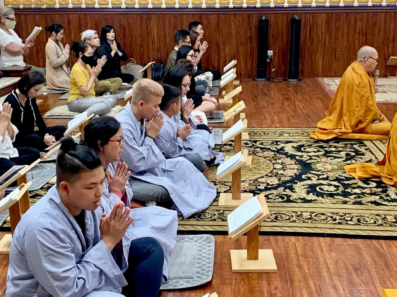 Một số hình ảnh trong lễ cầu siêu cho Phi Nhung do gia đình tổ chức tại Mỹ.