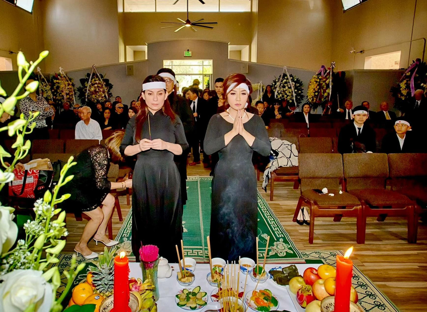 Phi Nhung chịu tang ba của Trizzie Phương Trinh. Phi Nhung chịu tang ba của Trizzie Phương Trinh.