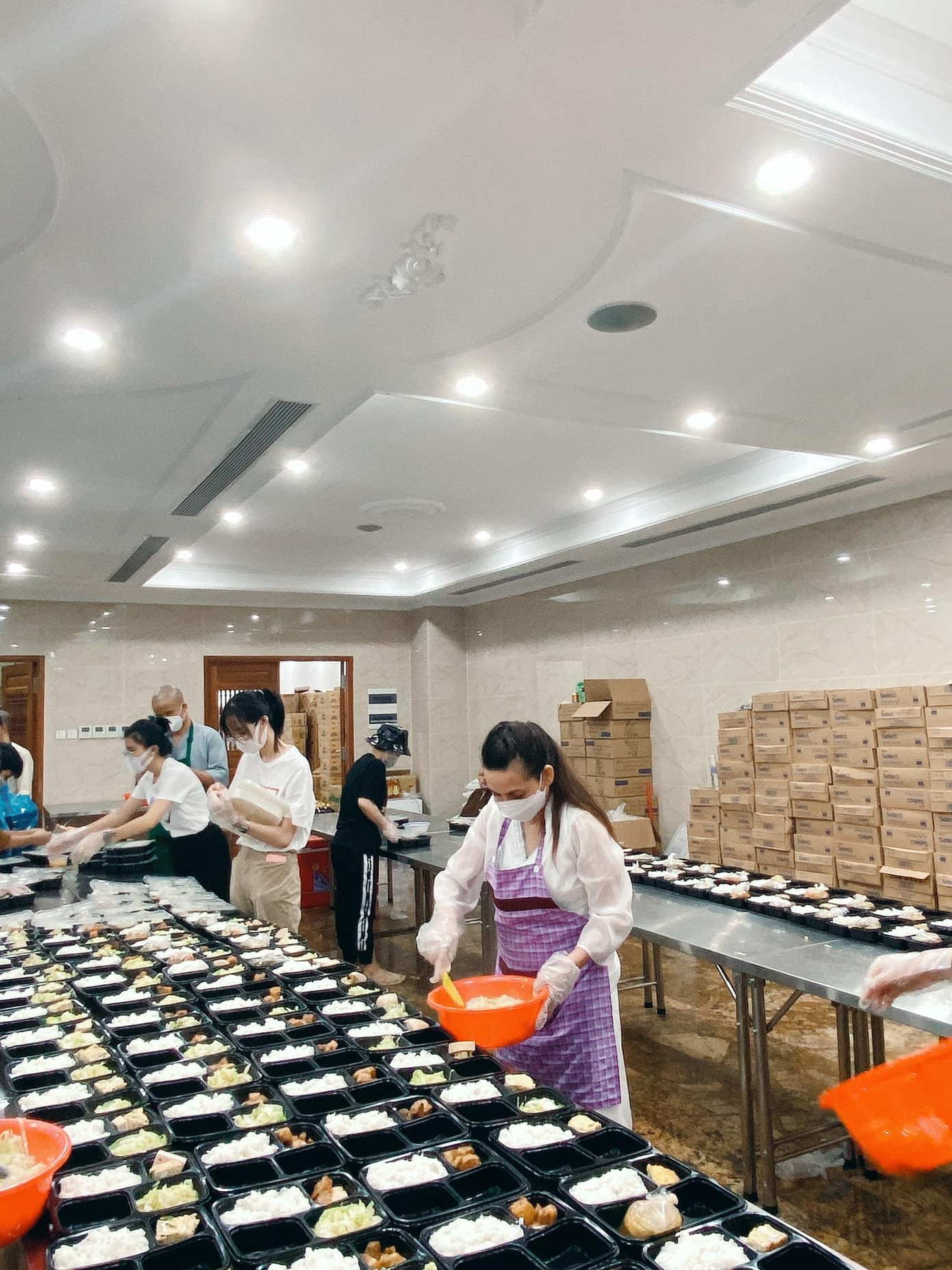 Một số hình ảnh thiện nguyện của Phi Nhung trước khi cô mắc COVID-19.