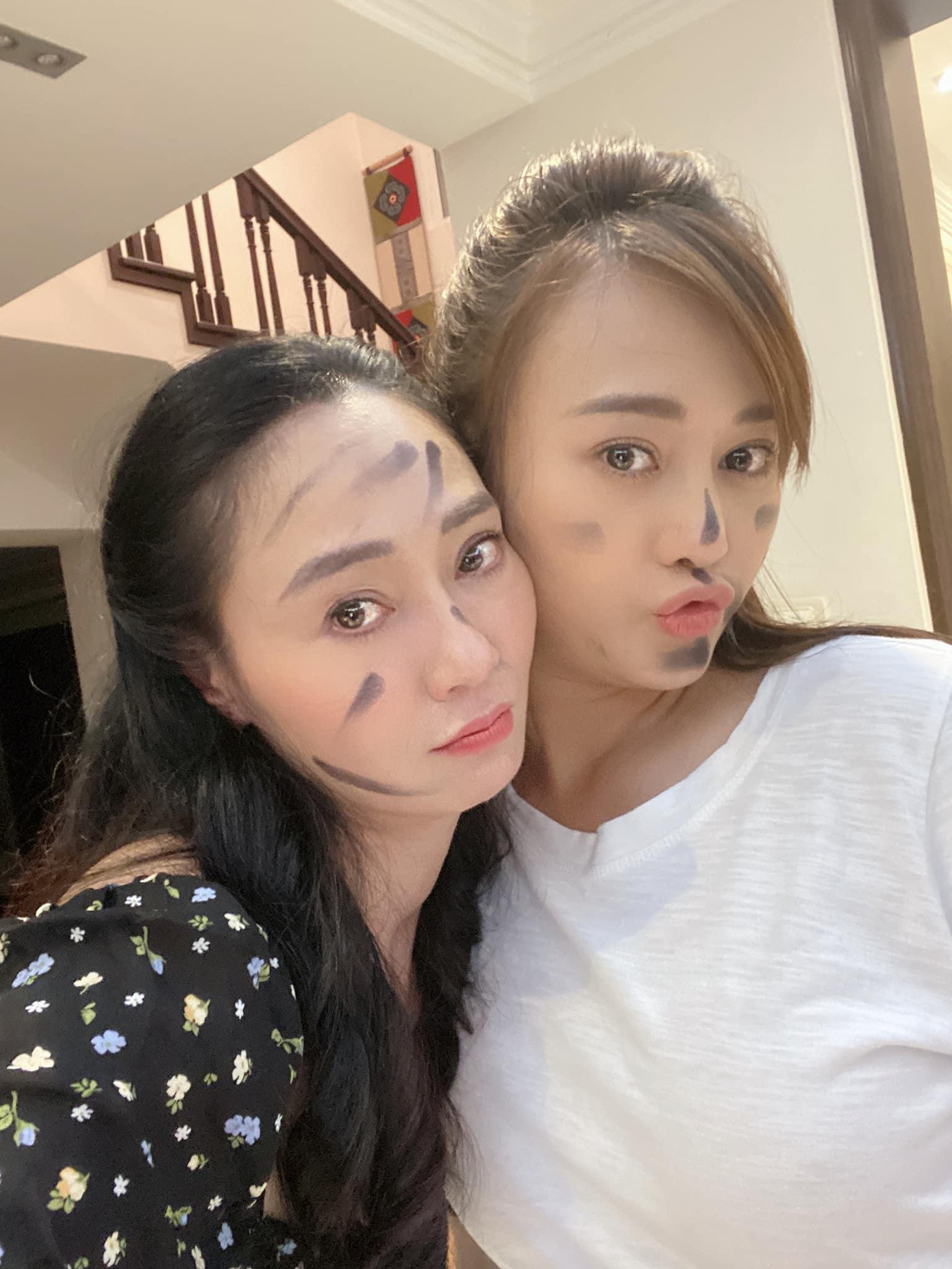 Không chỉ thân thiết trên màn ảnh, diễn viên Quách Thu Phương và Phương Oanh cũng khá tình cảm phía sau ống kính. Không chỉ thân thiết trên màn ảnh, diễn viên Quách Thu Phương và Phương Oanh cũng khá tình cảm phía sau ống kính.