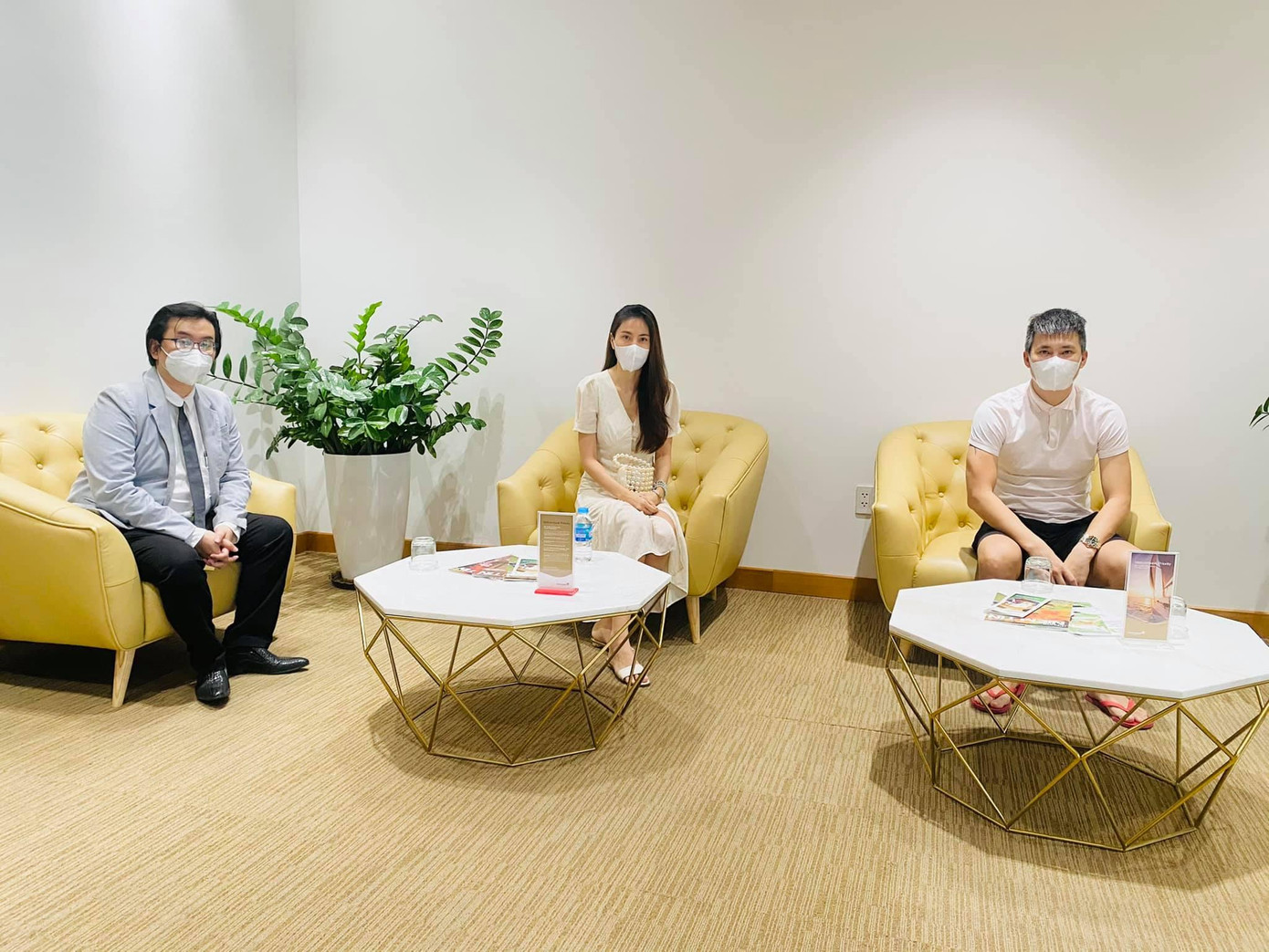 Công Vinh - Thủy Tiên và luật sư có mặt tại ngân hàng chiều nay