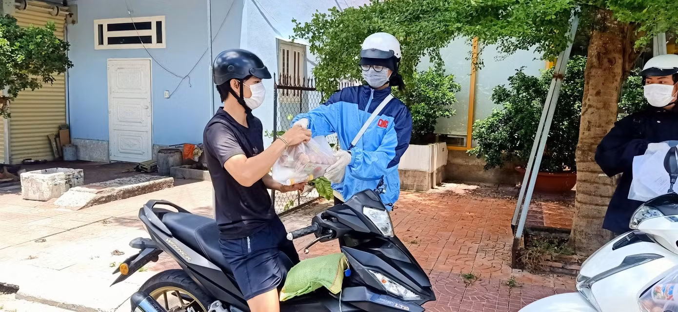 Tường Vy tích cực tham gia các hoạt động thiện nguyện trong mùa dịch.