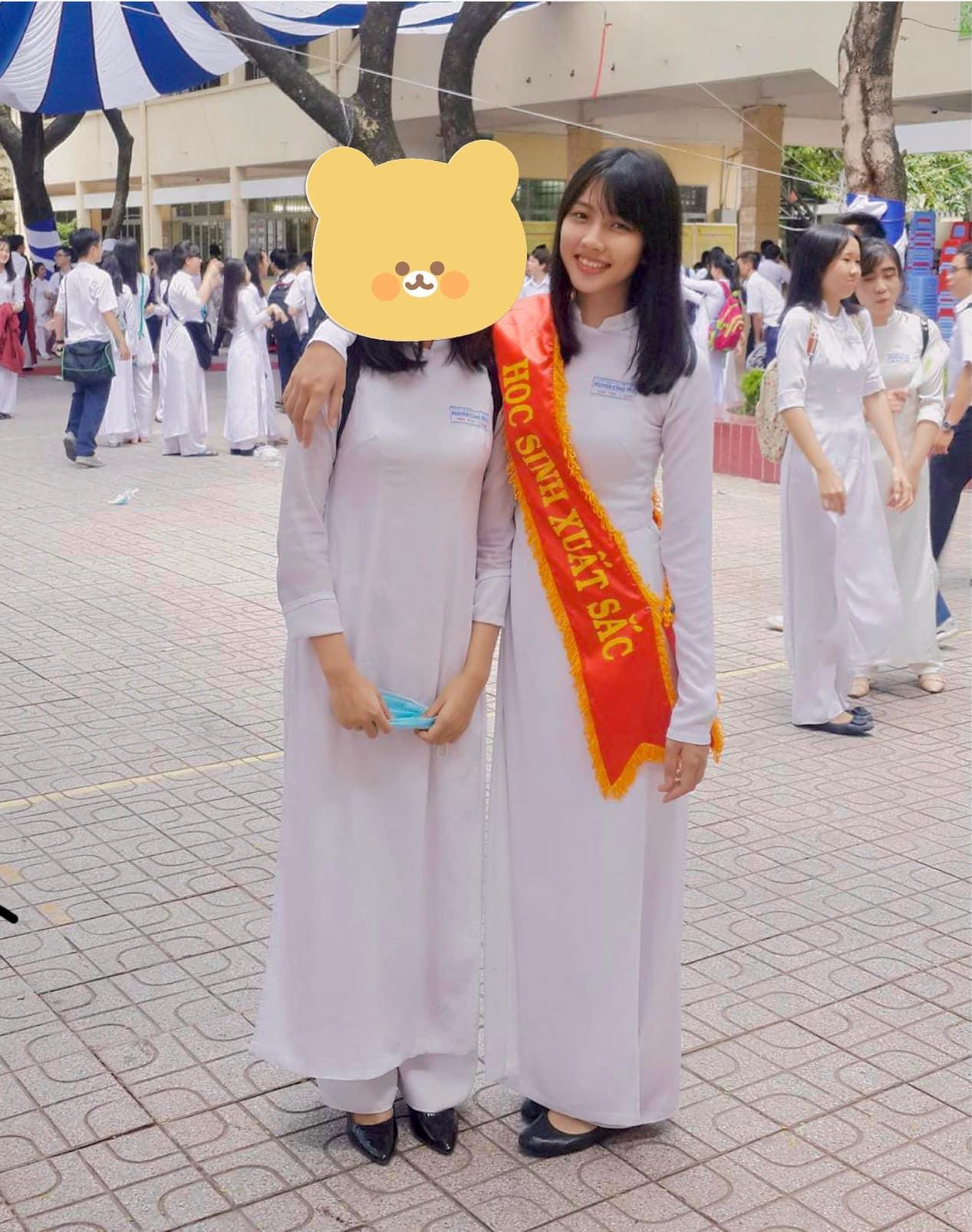 Người đẹp nhân ái Nguyễn Thúc Thuỳ Tiên đăng tải hình ảnh thời cấp 3 của mình kèm dòng trạng thái: “Chào mọi người, mình là bé Tiên 2005, mới đi khai giảng hồi sáng mà được đeo sash trên vai trước luôn rồi nè. Chúc mấy bạn 1 năm học mới tràn đầy niềm vui nhé”. Hiện tại, Thuỳ Tiên đang tích cực chuẩn bị cho cuộc thi Miss Grand International 2021, dự kiến diễn ra vào cuối năm nay tại Thái Lan.