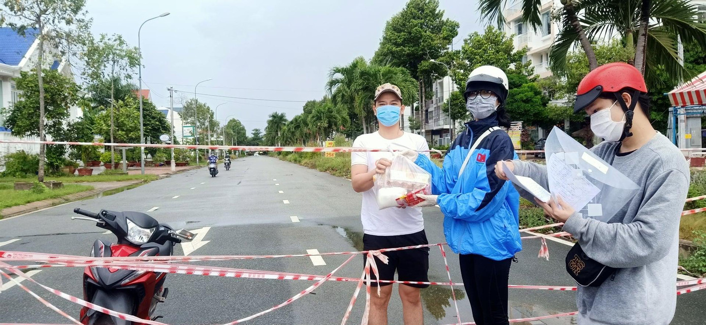 Tường Vy tích cực tham gia các hoạt động thiện nguyện trong mùa dịch. Tường Vy tích cực tham gia các hoạt động thiện nguyện trong mùa dịch.