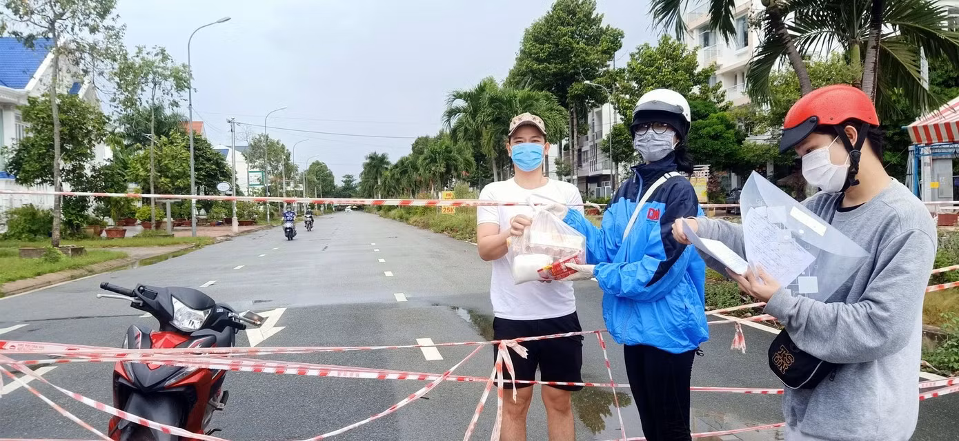 Tường Vy tích cực tham gia các hoạt động thiện nguyện trong mùa dịch.