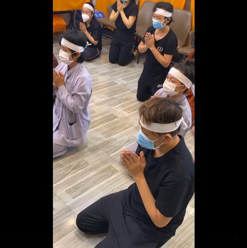 Mẹ ruột của Hồ Văn Cường cũng đội khăn tang trong lễ cầu siêu Phi Nhung. Mẹ ruột của Hồ Văn Cường cũng đội khăn tang trong lễ cầu siêu Phi Nhung.