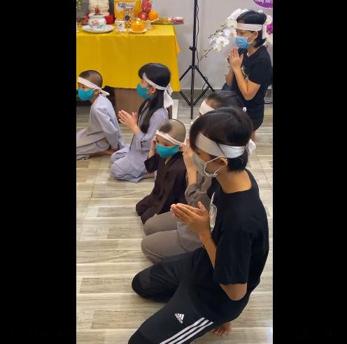 Hồ Văn Cường và các con nuôi của Phi Nhung trong lễ cầu siêu cho cố ca sĩ tại nhà riêng ở Tp.HCM. Hồ Văn Cường và các con nuôi của Phi Nhung trong lễ cầu siêu cho cố ca sĩ tại nhà riêng ở Tp.HCM.