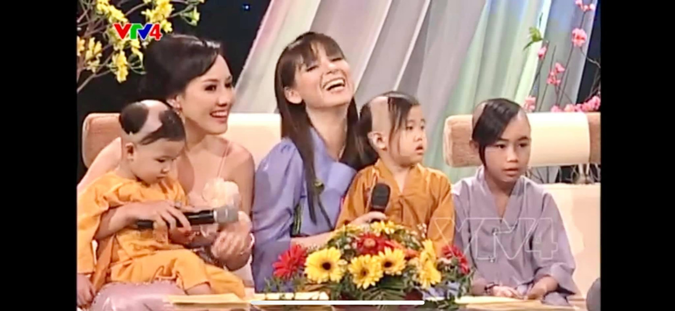 Những hình ảnh của Phi Nhung trên truyền hình cách đây 9 năm. Những hình ảnh của Phi Nhung trên truyền hình cách đây 9 năm.