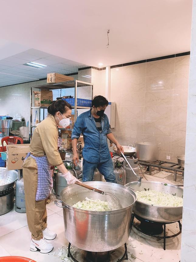 Những hình ảnh cuối cùng của Phi Nhung trước khi cô nhập viện điều trị COVID-19 và qua đời. Những hình ảnh cuối cùng của Phi Nhung trước khi cô nhập viện điều trị COVID-19 và qua đời.